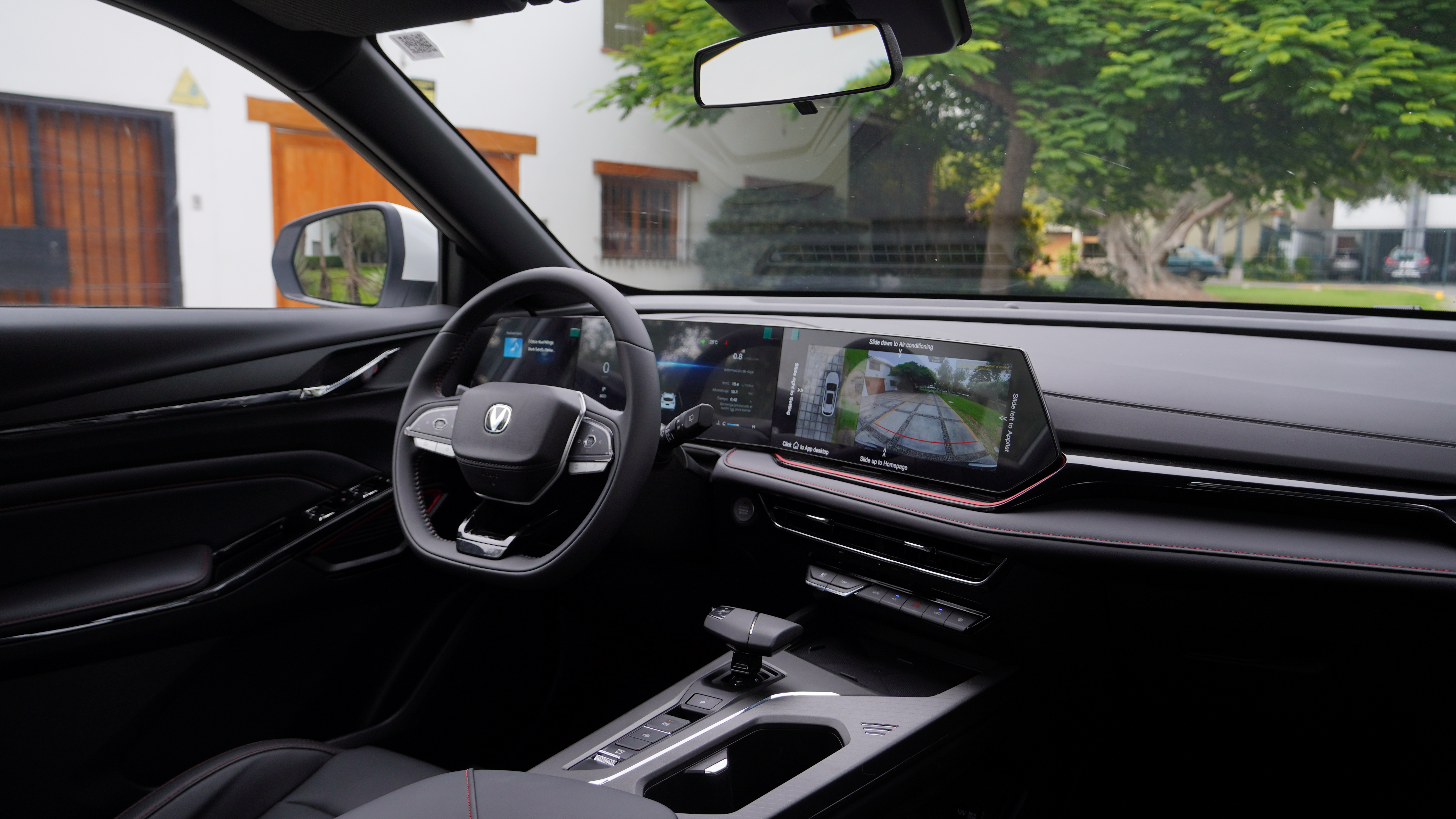 Triple pantalla integrada con pantalla central de 12,3 pulgadas 